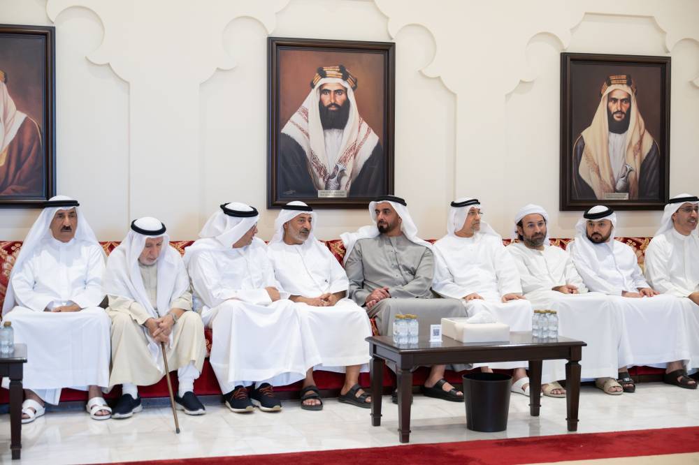 سيف بن زايد يعزي في وفاة سالم السامان