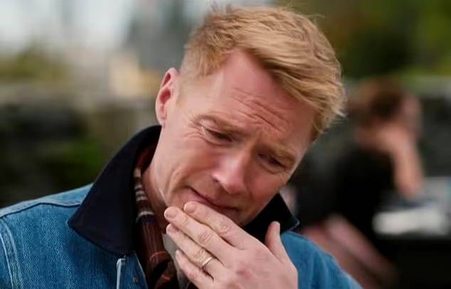 رونان كيتينج باكياً: الشهرة حرمتني من ذكريات عدة مع شقيقي قبل مصرعه