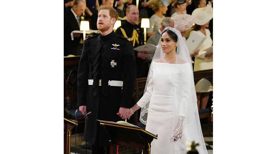 كتاب يكشف كواليس «أزمة التاج» والأمير هاري