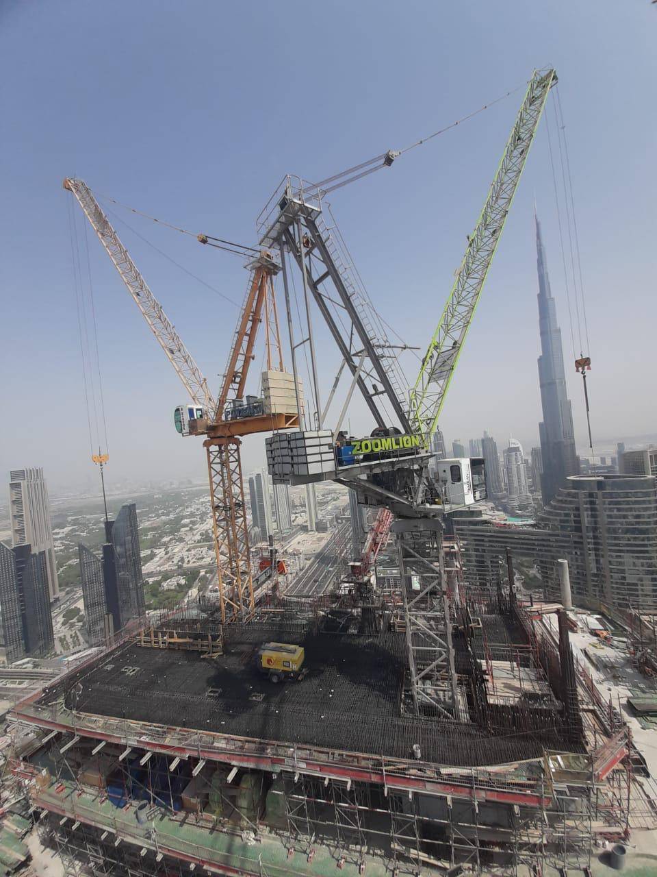رافعات برجية في أحد مواقع العمل