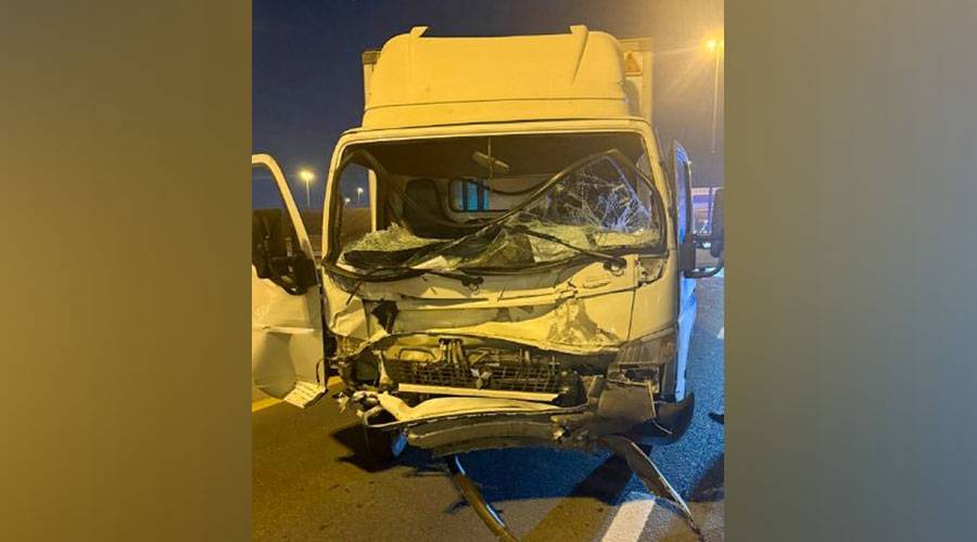 عقب إصابة 3 في حادث تصادم.. شرطة دبي تحذر من الوقوف وسط الطريق