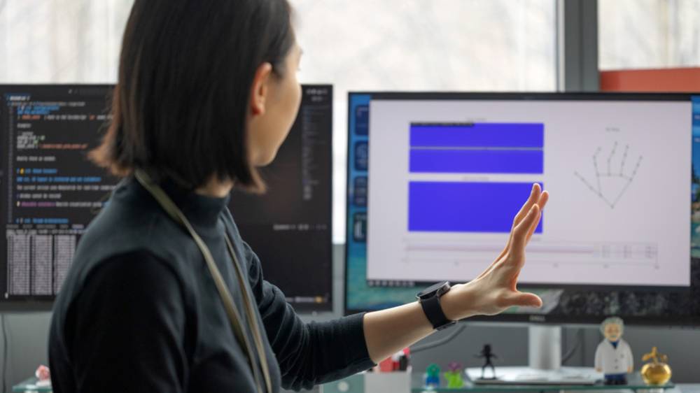 نظام يحول الساعة الذكية إلى «ماوس» للحاسوب