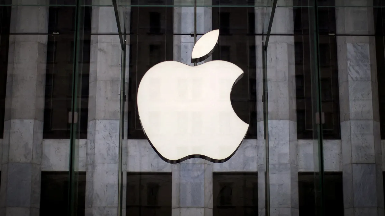 أسهم «أبل» تهوي 4% بسبب تحديات هندسية في هاتفها المطوي