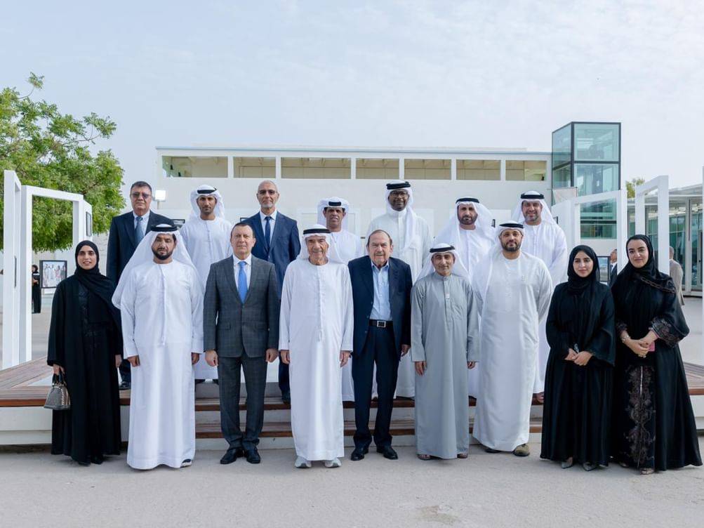 زكي نسيبة والحضور في صورة جماعية خلال الافتتاح 