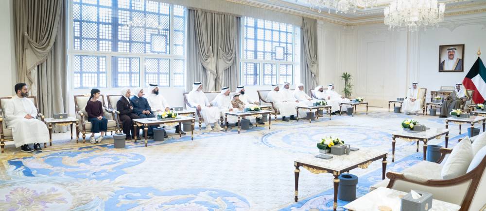ولي عهد الكويت خلال استقباله أسر الشهداء من وزارتي الدفاع والداخلية وأسرة طفلة إيرانية شهيدة (كونا)