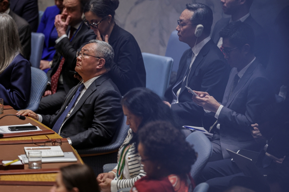 فو كونغ، المندوب الدائم للصين لدى الأمم المتحدة خلال اجتماع مجلس الأمن بشأن مضيق هرمز (7 أبريل 2026. رويترز)