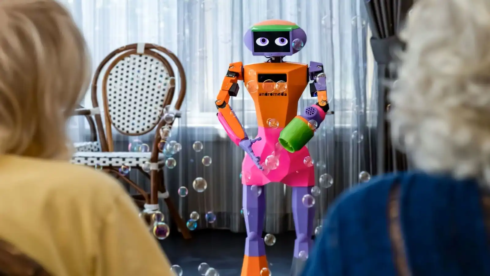 «آبي».. روبوت يخفف عزلة كبار السن