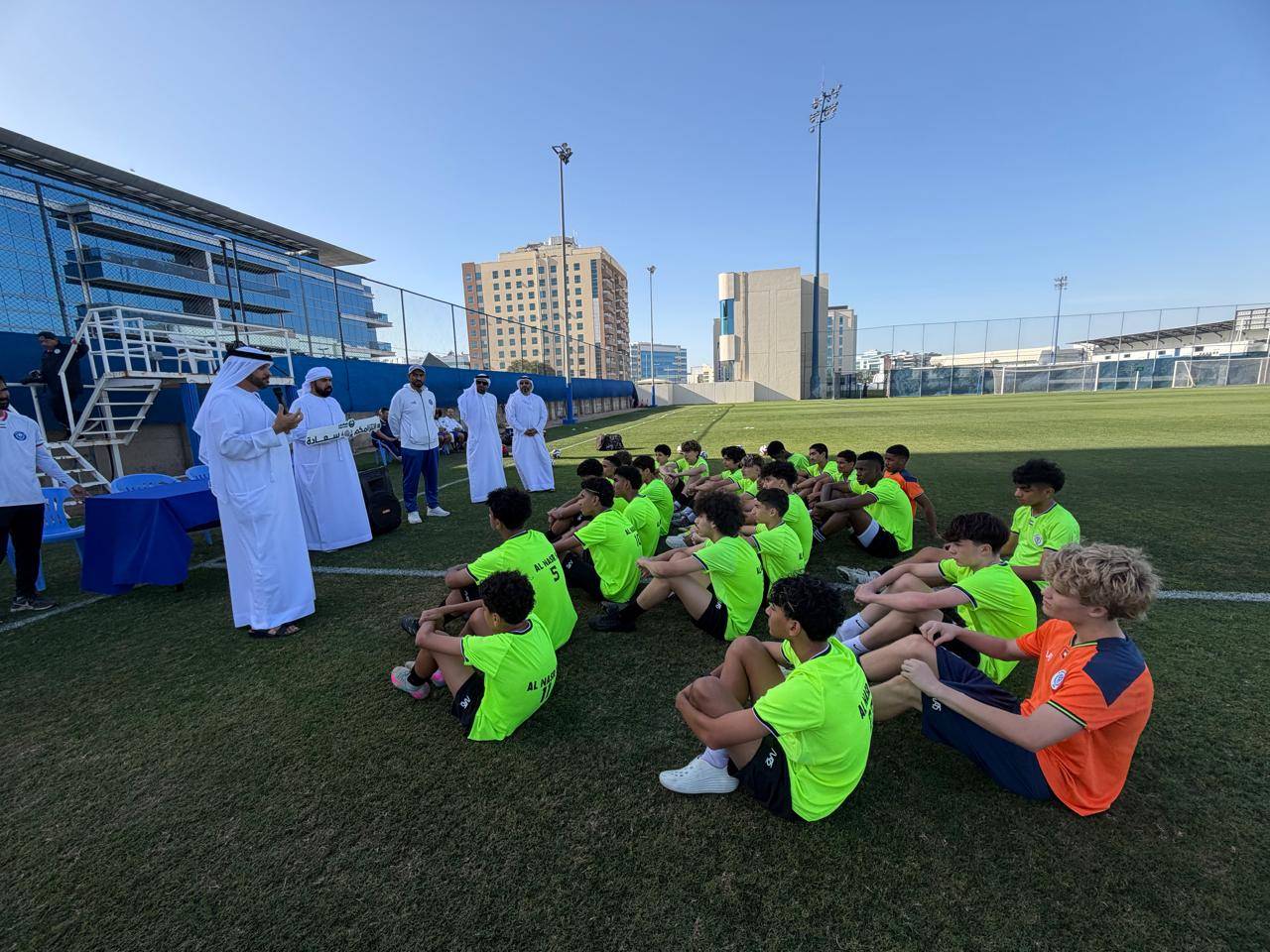 «التزامكم سعادة» تُقدم برنامجاً توعوياً في أكاديمية الكرة بالنصر