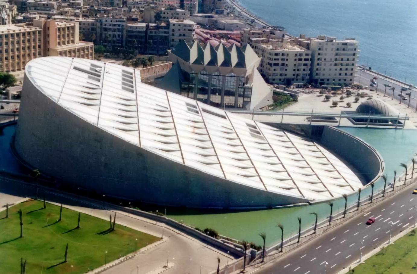 «العلاج الضوئي الديناميكي للسرطان» في مكتبة الإسكندرية