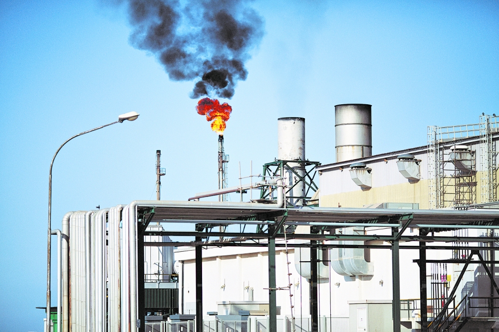 مصفاة الزاوية النفطية على بعد حوالي 40 كيلومتراً غرب طرابلس الليبية (أرشيفية)