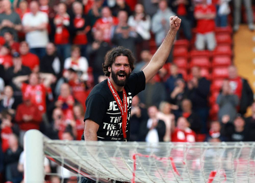 أليسون يحتفل بلقب البريميرليغ الموسم الماضي