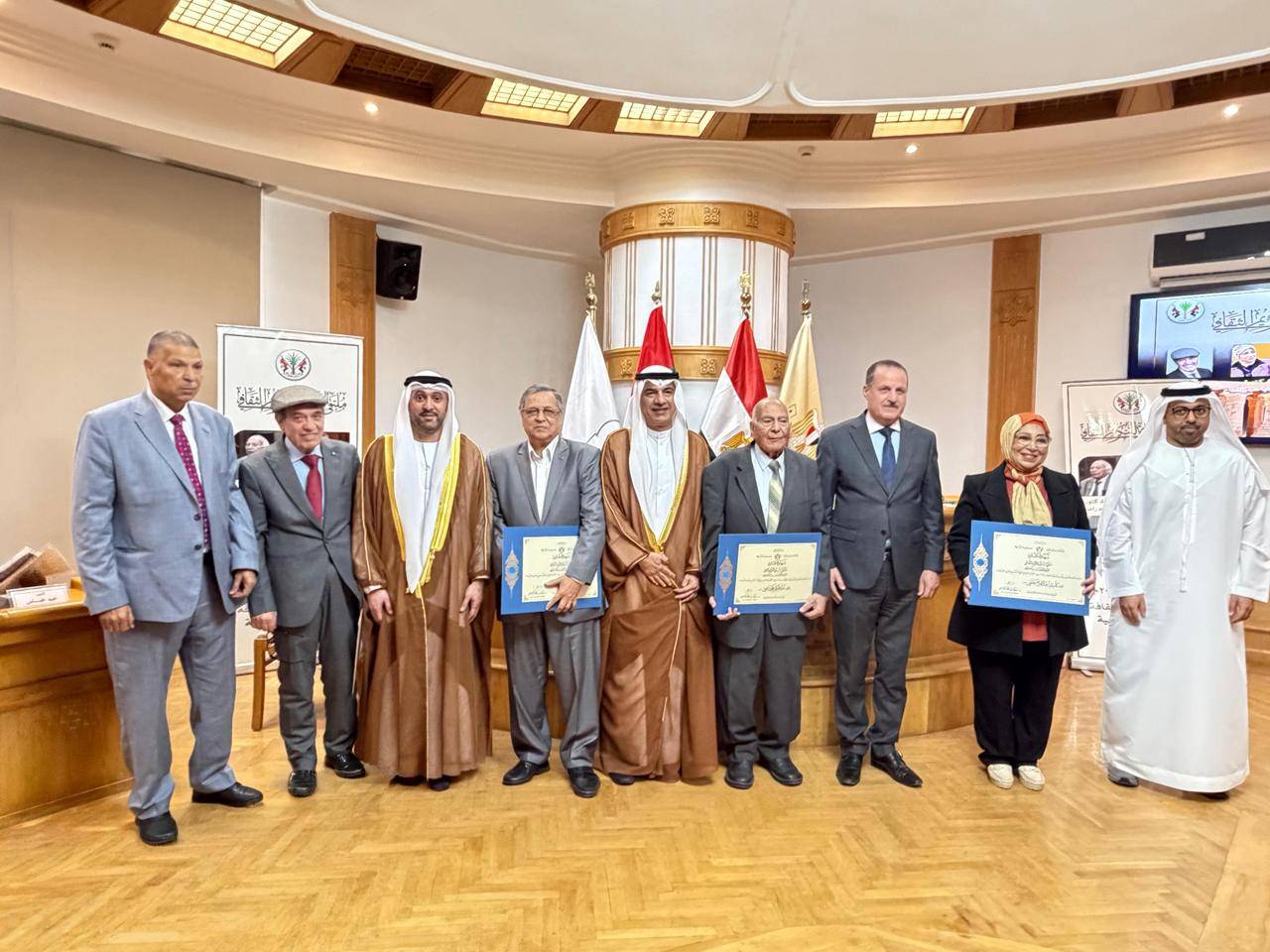 عبدالله العويس ومحمد القصير مع المكرمين