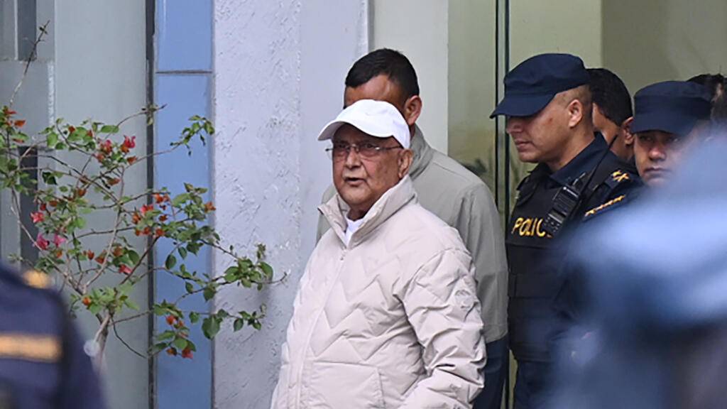 بعد 12 يوما على احتجازه.. إطلاق سراح رئيس وزراء نيبال السابق