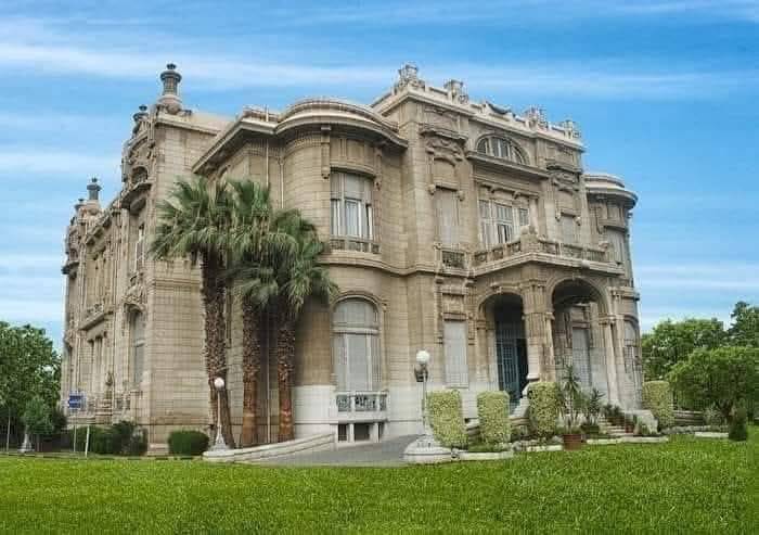 ملك مصر الأخير يزور «قصر الزعفرانة»