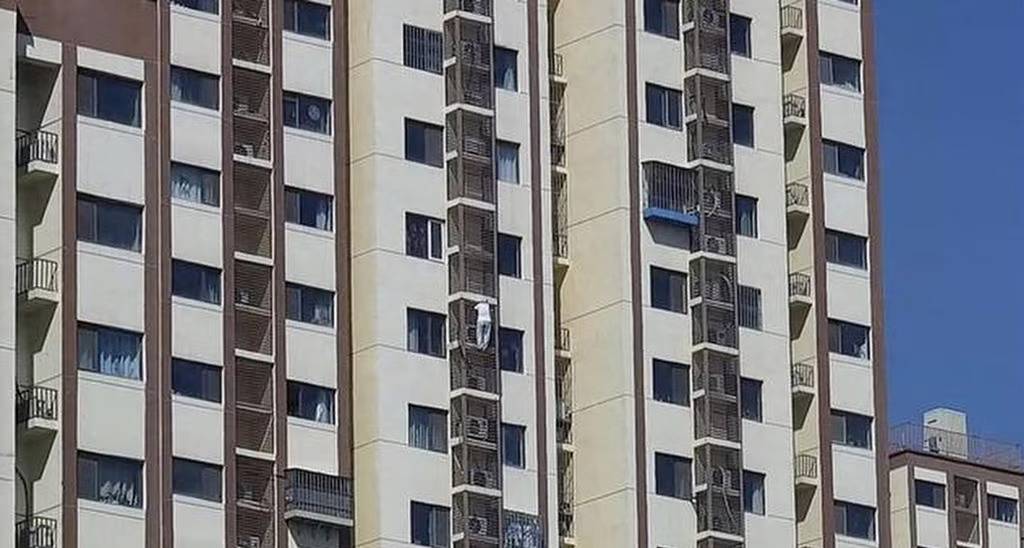 مُسنّة صينية تتحول إلى «سبايدرمان» وتذهل العالم