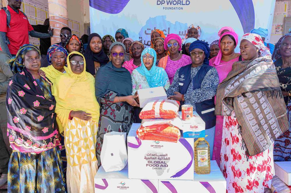 توزيع طرود المساعدات الغذائية في داكار، السنغال.
