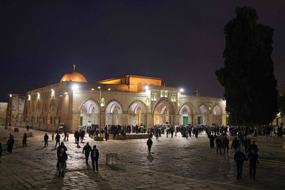 فلسطينيون يتجمعون قرب قبة الصخرة لأداء صلاة الفجر(ا ف ب)  