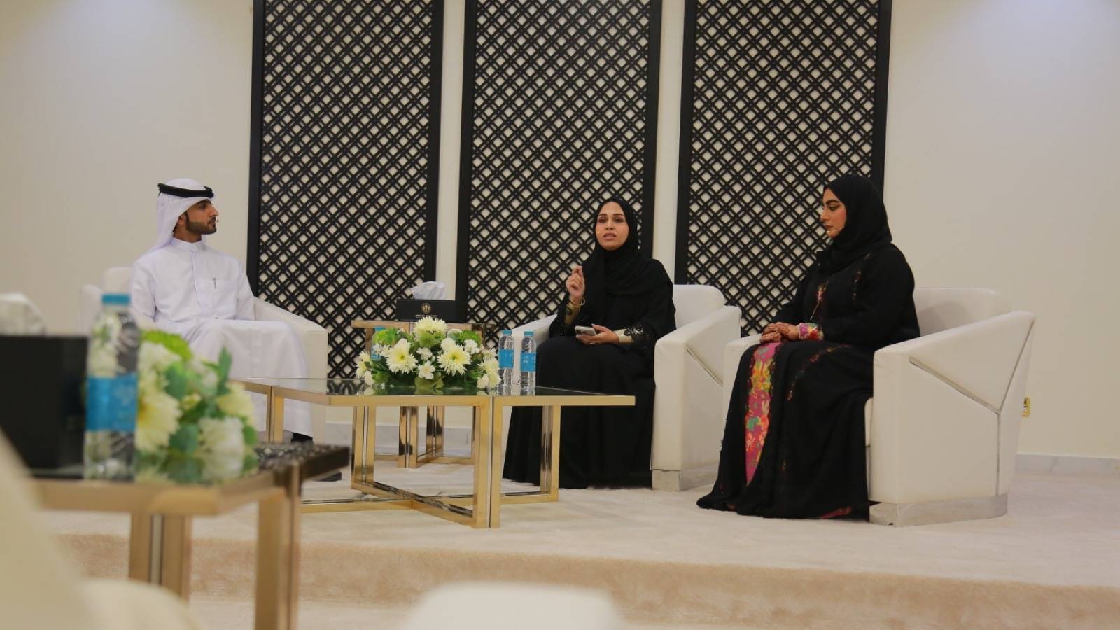 سلمى الهاشمي وميثاء الجنيدي جلسة كلباء 