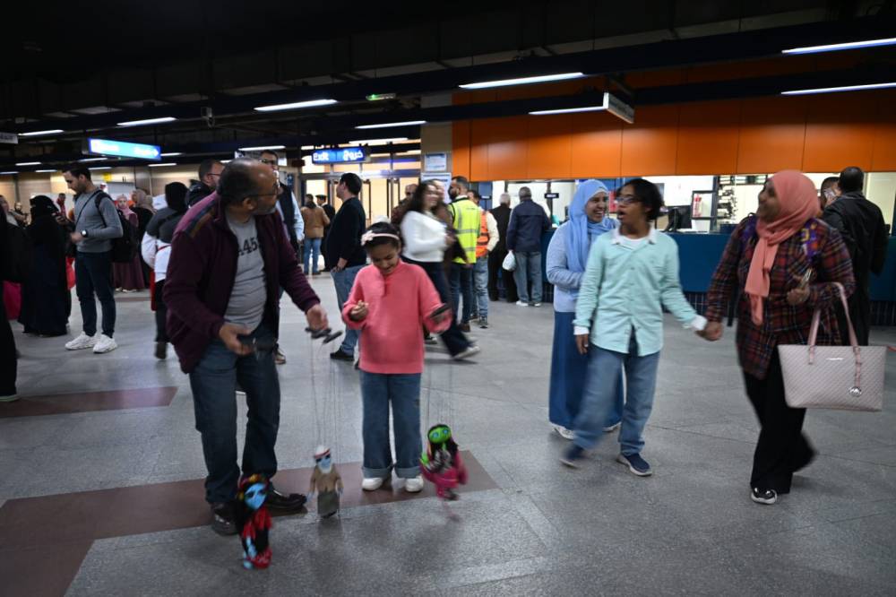 عروض للأراجوز في مترو أنفاق القاهرة