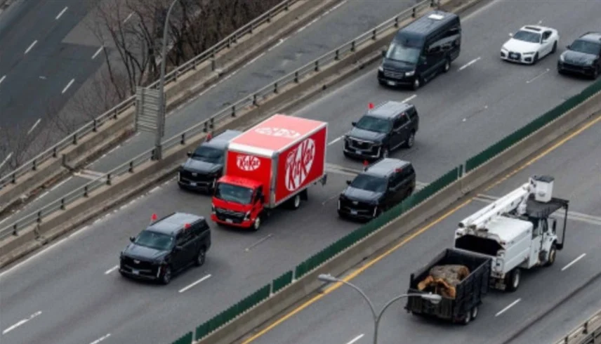 إحدى الشاحنات محاطة بموكب حراسة