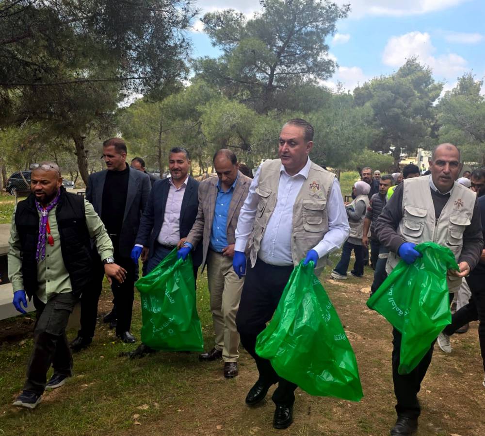 وزير البيئة الأردني يشارك في حملة لجمع النفايات
