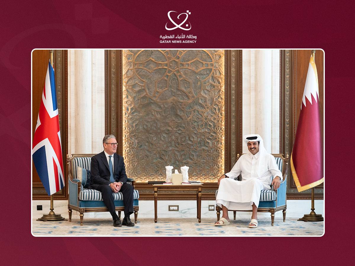 أمير قطر خلال استقباله رئيس الوزراء البريطاني (قنا)