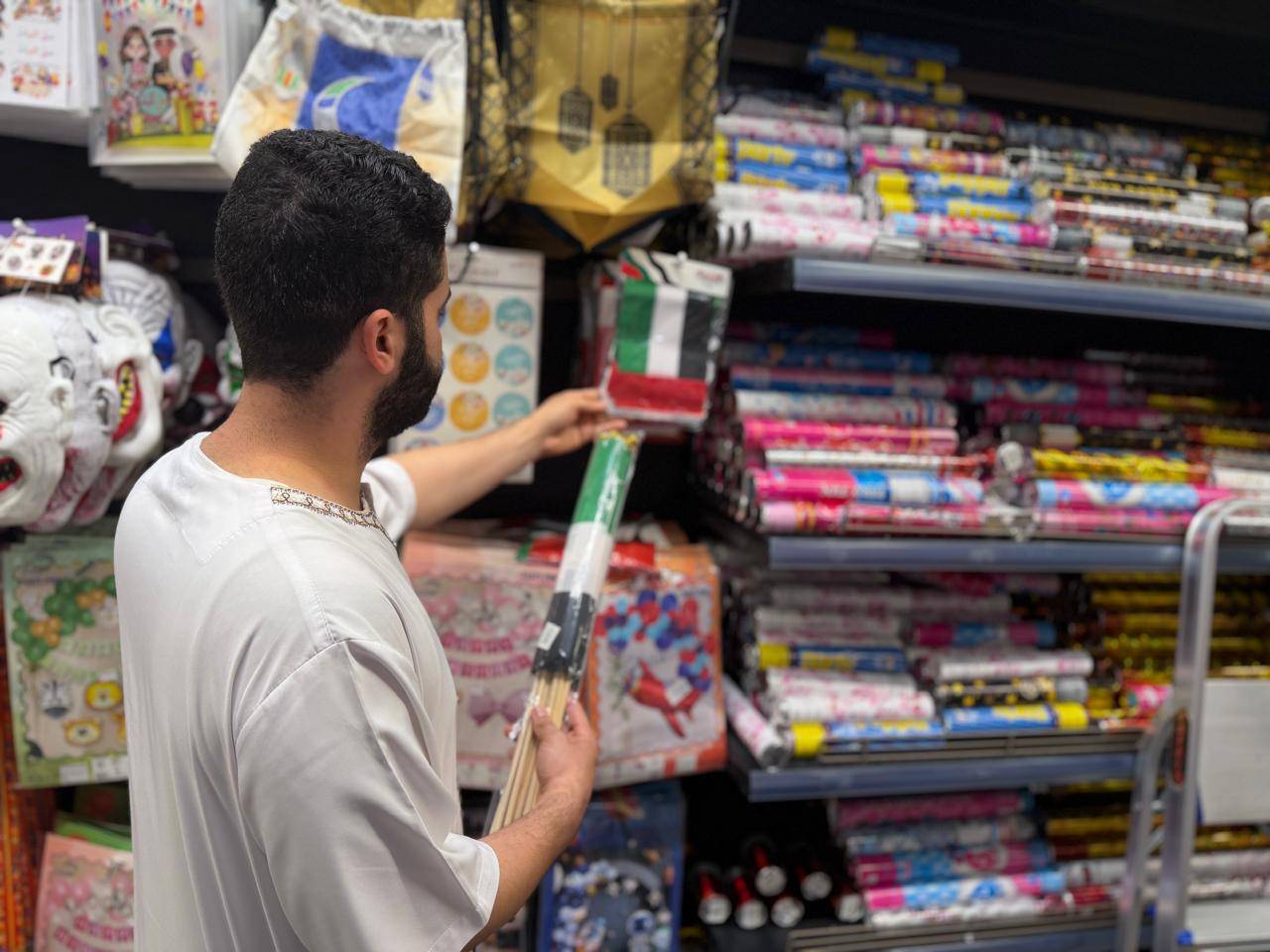 إقبال لافت على شراء علم الإمارات في أبوظبي