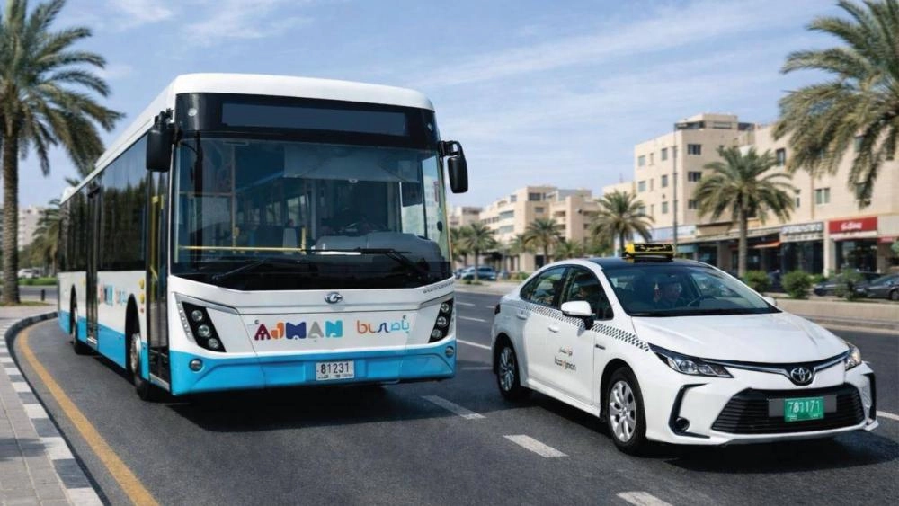 «نقل عجمان» توزّع علم الإمارات تزامناً مع حملة «فخورين بالإمارات»