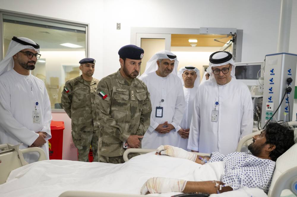 رئيس «طوارئ أبوظبي» يتفقد المتأثرين من الاعتداءات الإيرانية