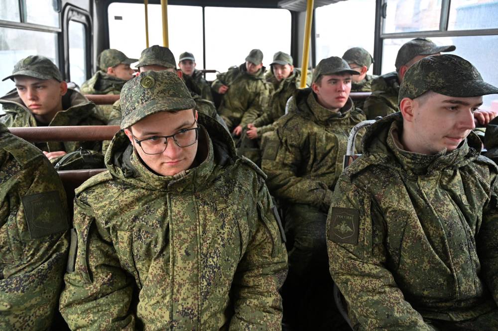 مجندون  روس  تم استدعاؤهم للخدمة العسكرية في حافلة أثناء مغادرتهم إلى ثكناتهم (رويترز)،