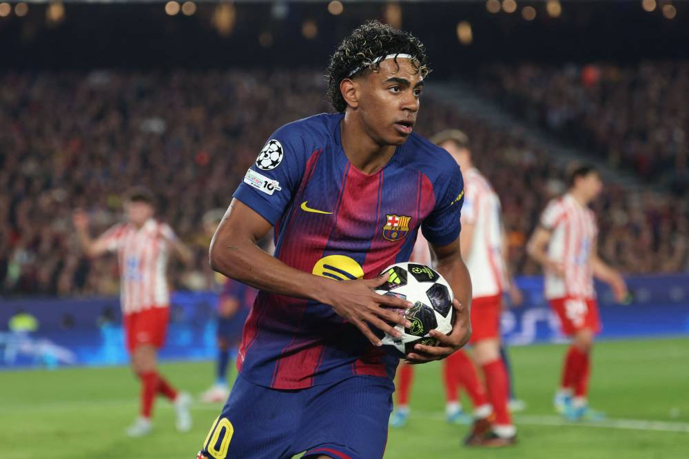 يامال يحمل كرة أوروبا 