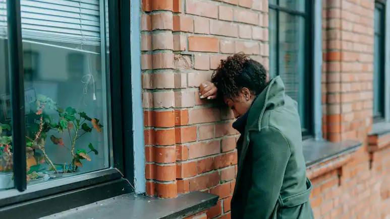 شركة تفصل موظفة وتستدعيها لتدريب بديلها