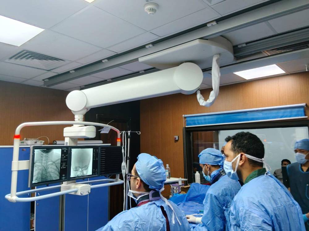 فريق طبي في مصر ينقذ فتاة من الشلل