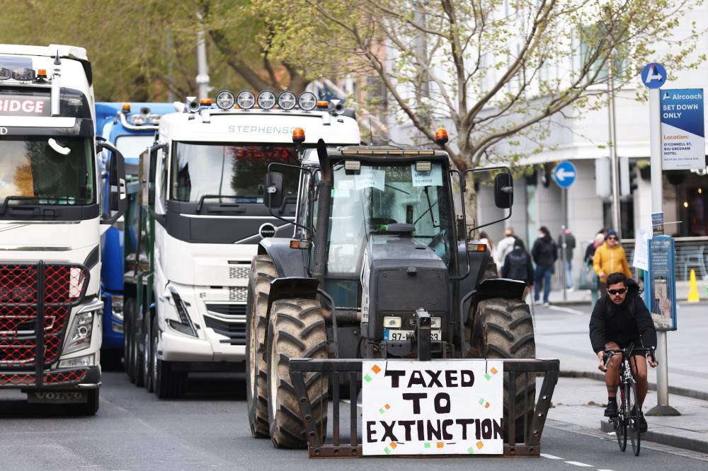 إيرلندا تتحرك لفك حصار غاضب عن مصفاة النفط الوحيدة في البلاد