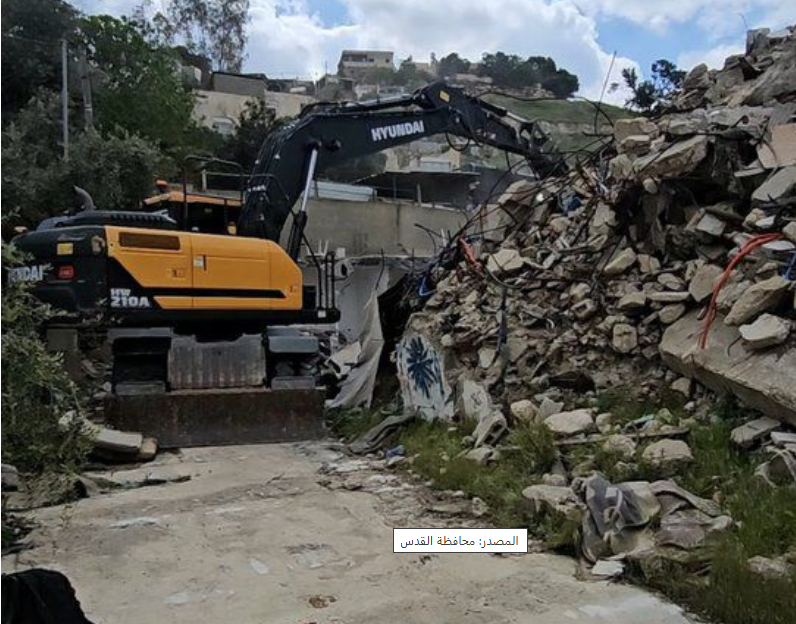 صورة وزعتها محافظة القدس لهدم منازل فلسطينية ذاتيا في حي سلوان في جنوب المسجد الاقصى.(وفا)