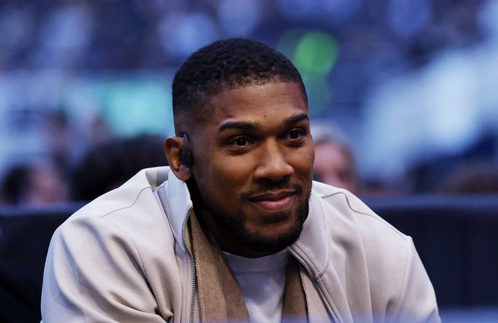 جوشوا يحضر فوز فيوري ويقرعه 