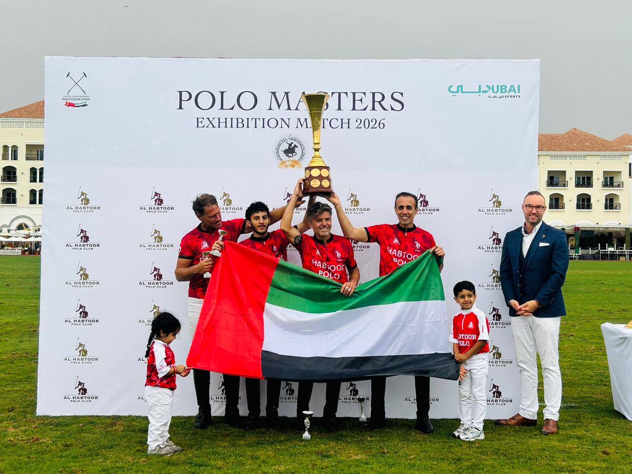 اللاعبون يحملون علم الإمارات  على منصة تتويج الفريق البطل