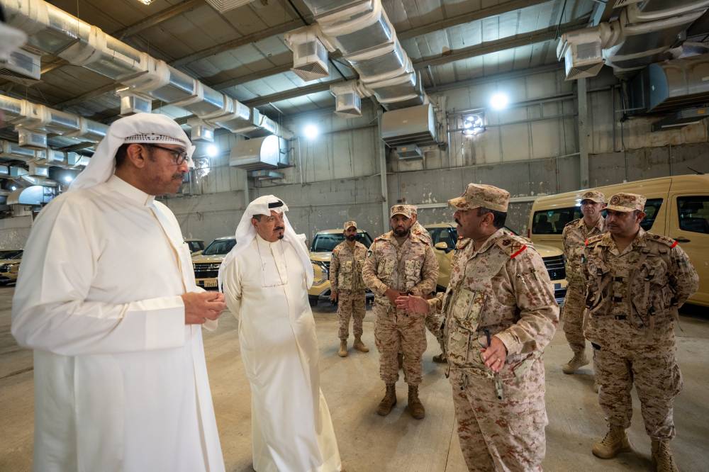 رئيس الوزراء الكويتي خلال تفقده هيئة الإمداد والتموين التابعة لوزارة الدفاع (كونا) 