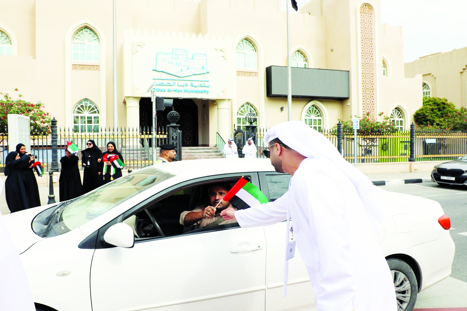 بلدية دبا الحصن توزع علم الإمارات عـلى منـازل الـمـواطنين والمـقـيمـين