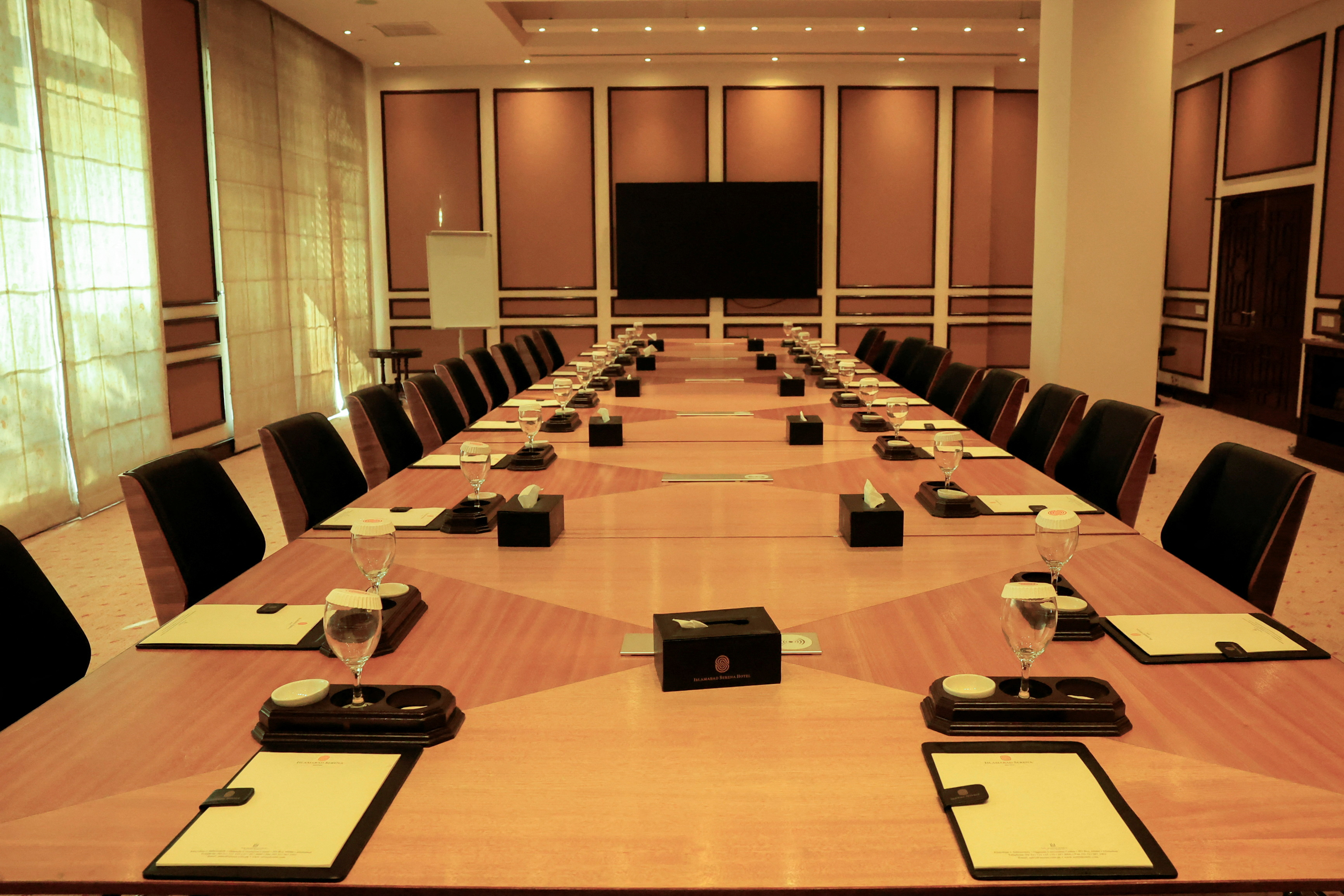 غرفة اجتماعات استخدمها الوفدان الأمريكي والإيراني في فندق سيرينا في إسلام آباد 