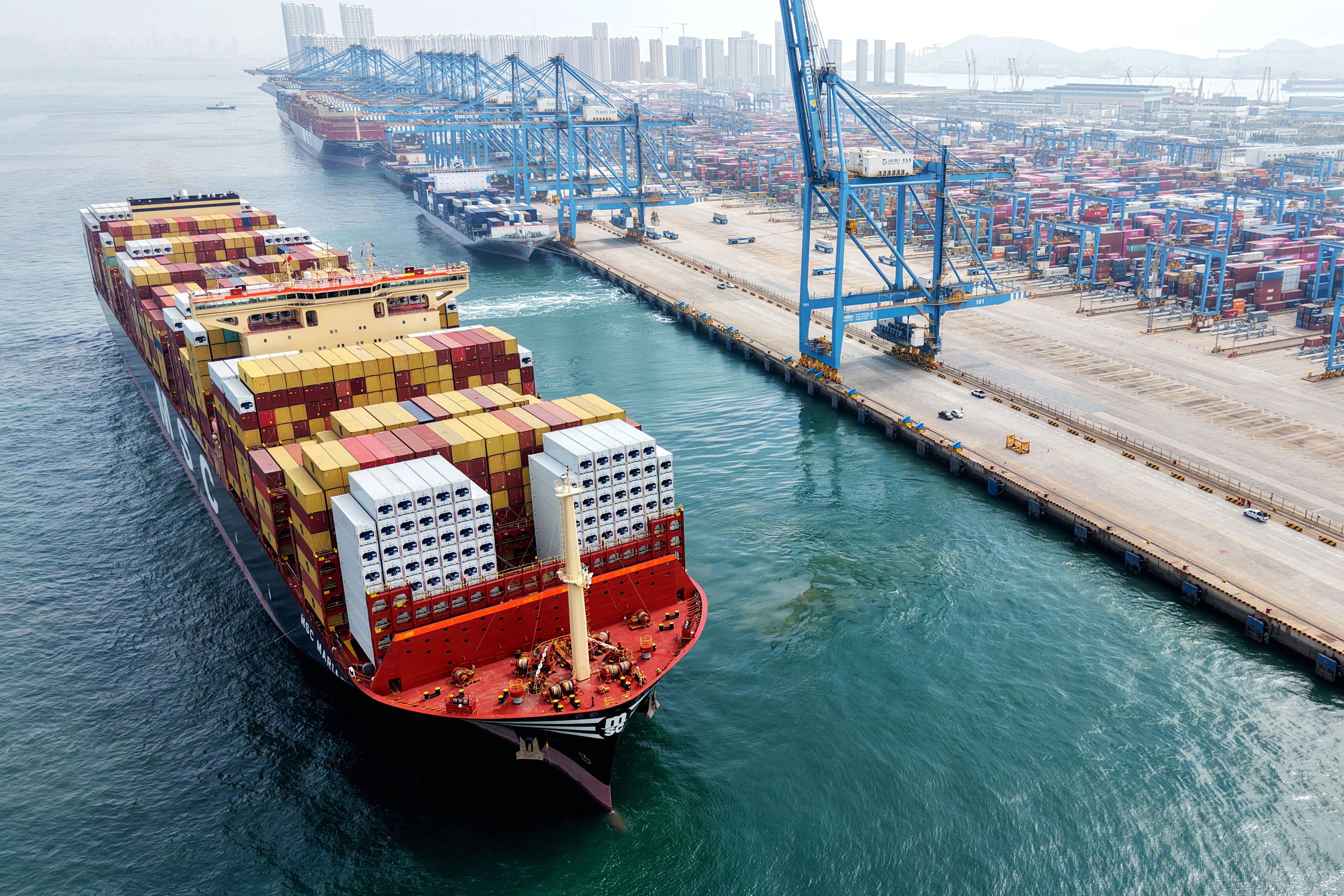 سفينة شحن تغادر رصيف ميناء تشينغداو شرقي الصين (14 أبريل 2026/ أ ف ب)