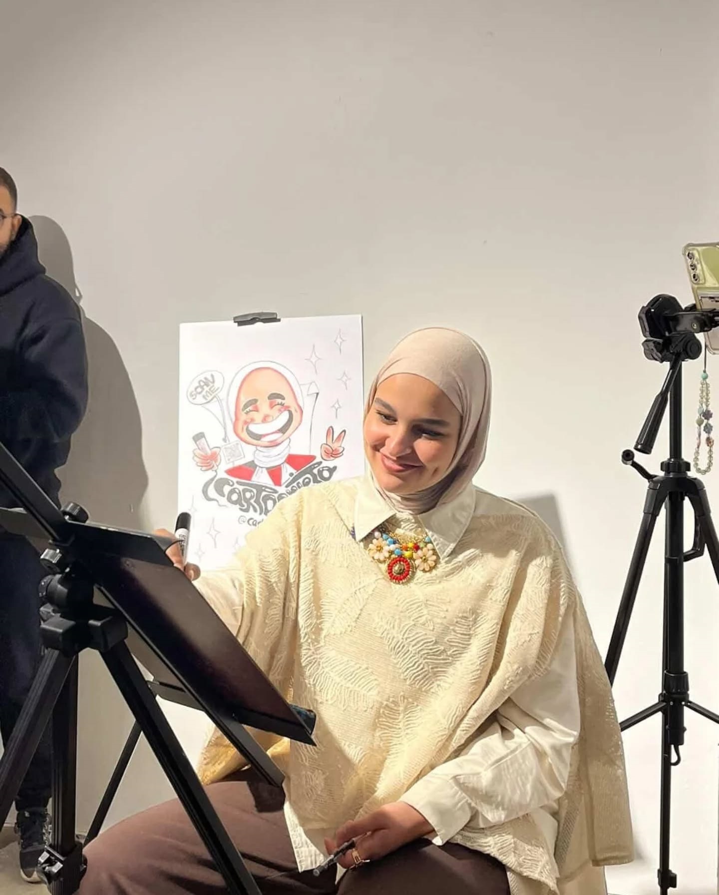 فنانة مصرية تحوّل المارة إلى شخصيات كاريكاتورية