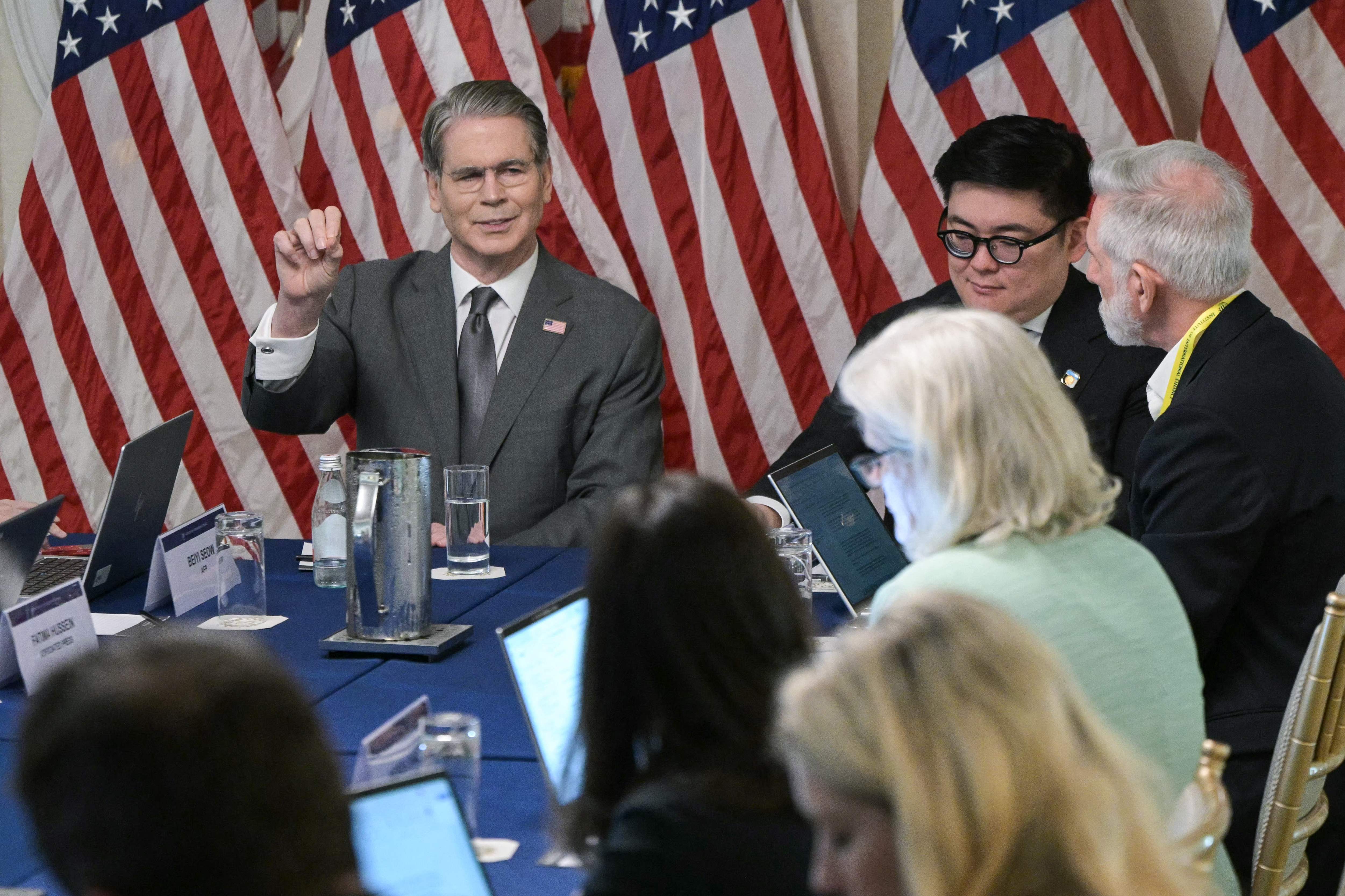 بيسنت يتحدث للصحفيين بعد مشاركته في فعالية لمعهد التمويل الدولي (أ.ف.ب)