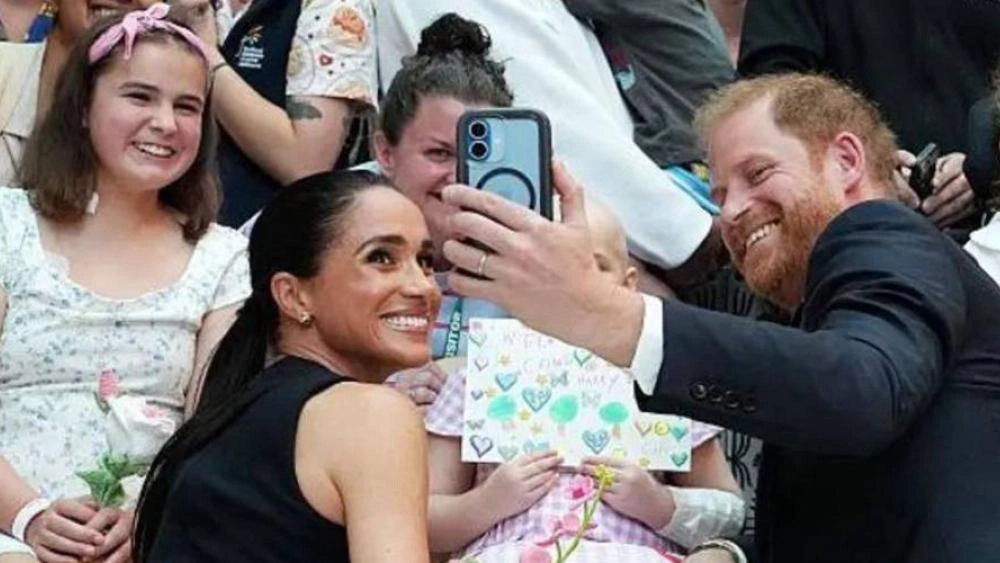 هاري يتحدث عن «تحديات الأبوة المبكرة»