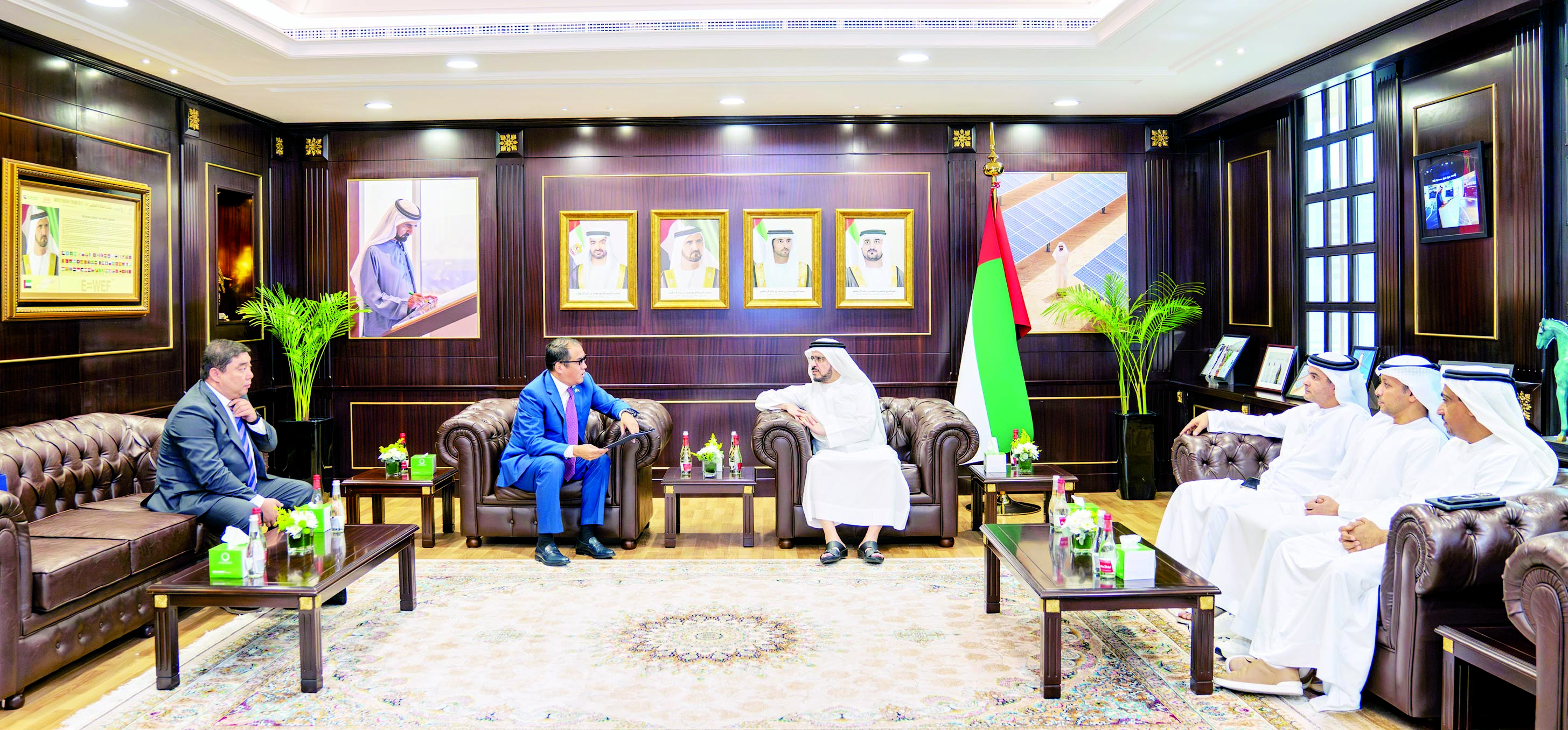 «كهرباء دبي» تبحث مع كازاخستان تعزيز التعاون في الطاقة المتجددة والمياه