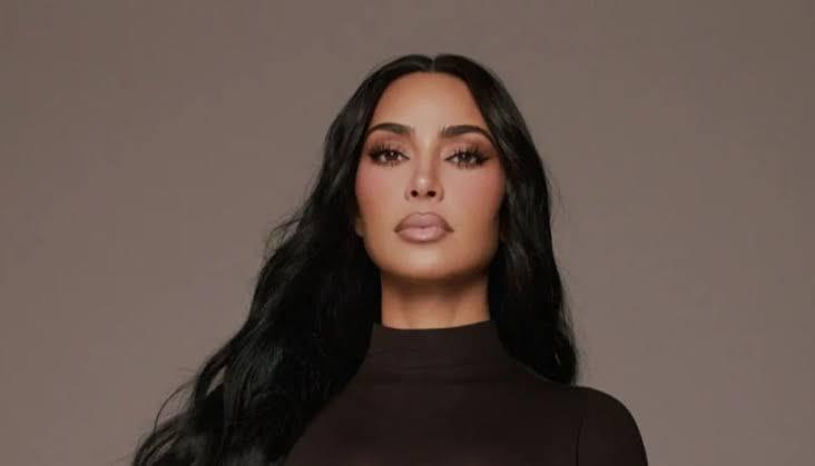 كيم كارداشيان تواجه عاصفة بعد مطالبتها رجلا بـ145 ألف دولار.. ما القصة؟