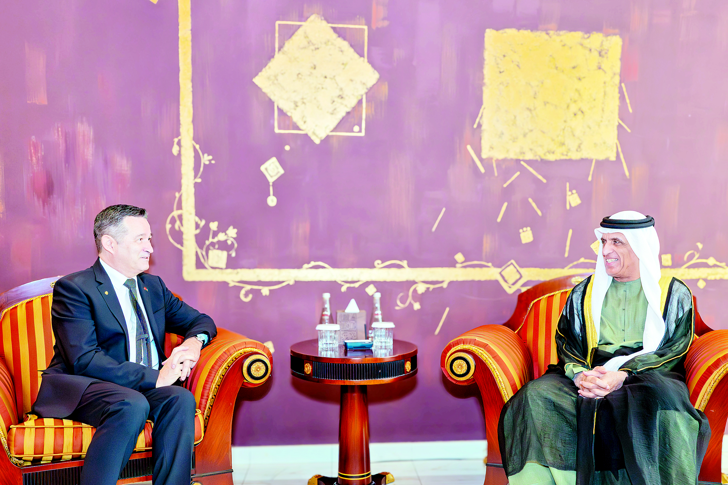  سعود بن صقر خلال استقباله سفير الاتحاد السويسري 