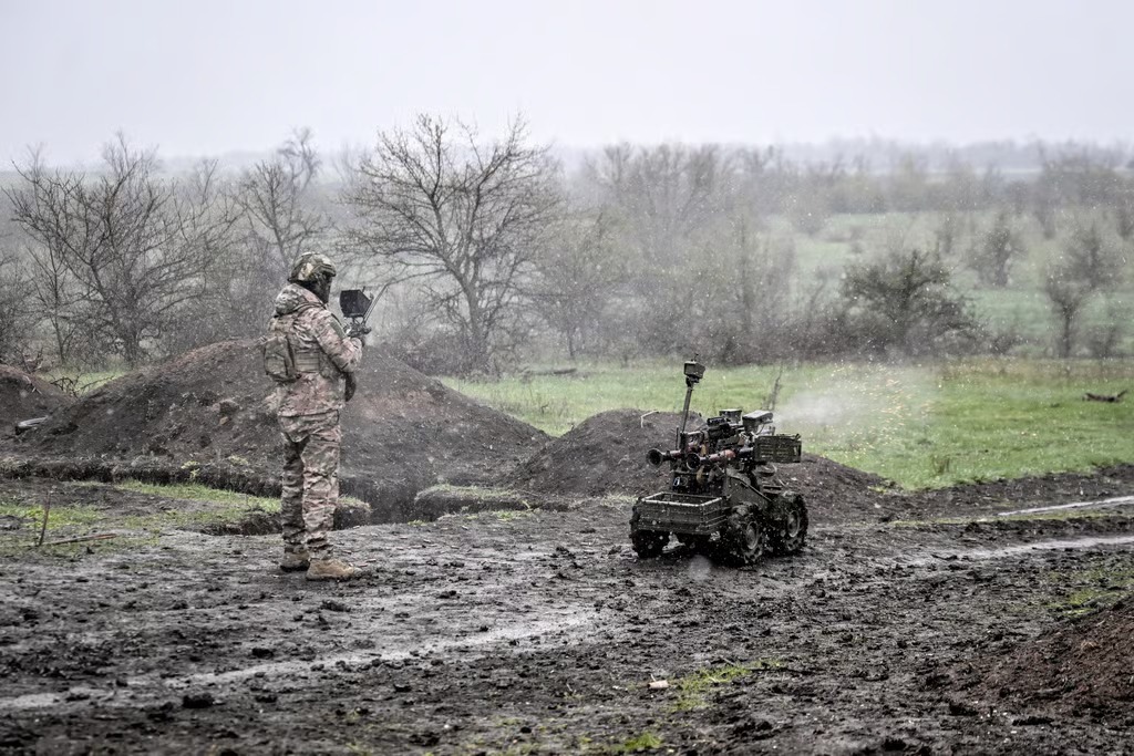 روبوتات انتحارية.. سلاح أوكراني لتدمير المواقع الروسية الحصينة