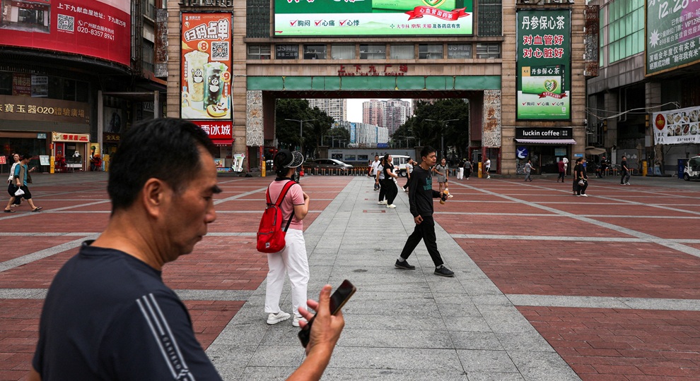 مارّة في ساحة بمدينة قوانغتشو، في الصين (15 أبريل 2026. رويترز)