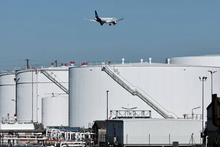 طائرة فوق خزانات وقود